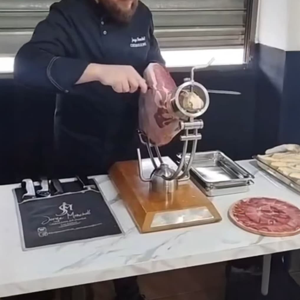 Nuestro chef preparando especialidades 👨‍🍳